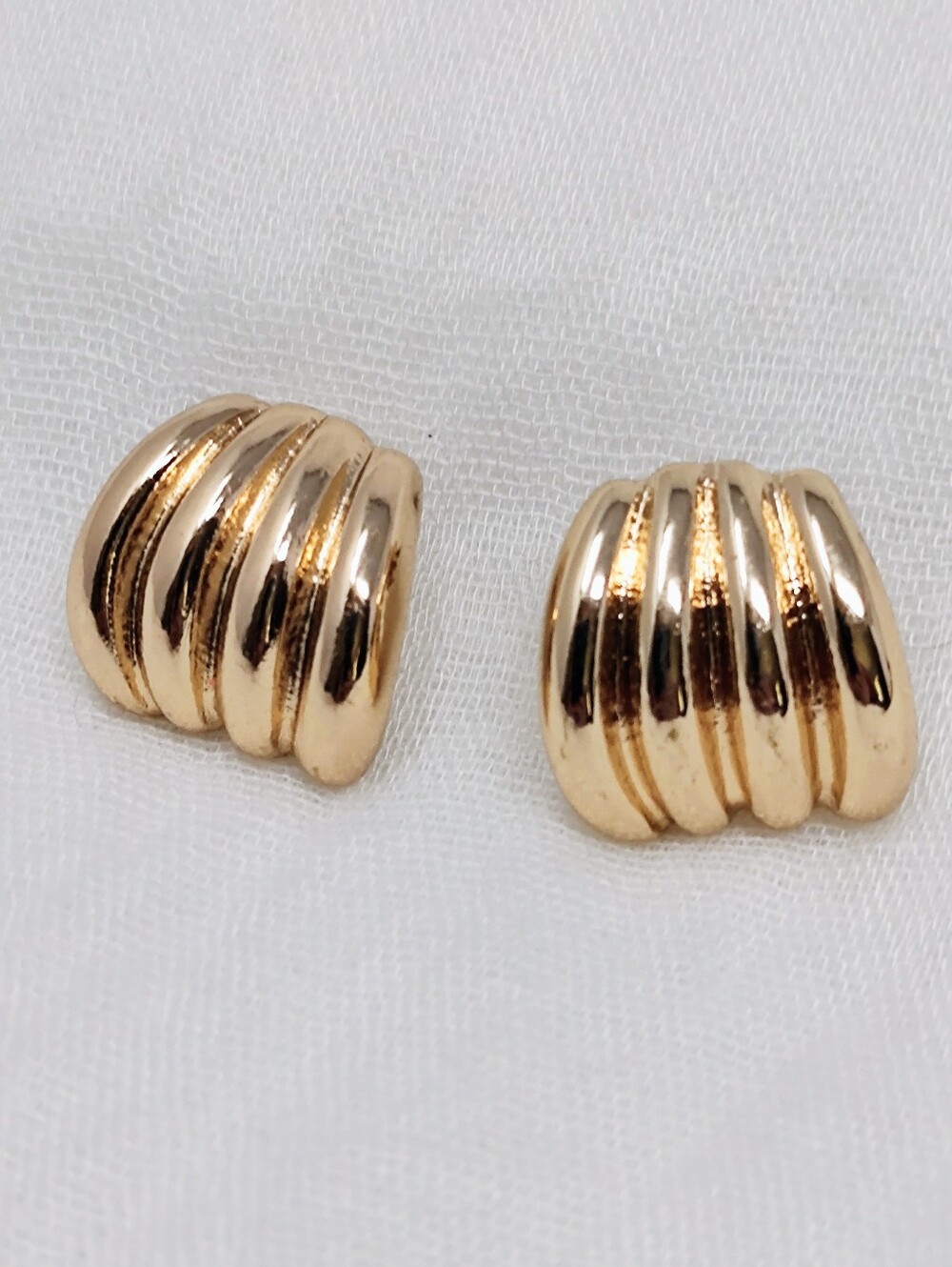Vintage Classic Ribbed Gold Post Earrings